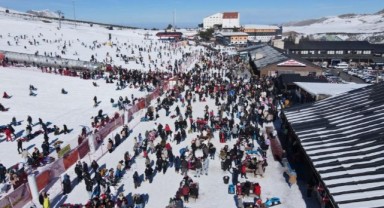 Erciyes'te binlerce turist pistlerde