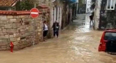 Turistik cennet Çeşme'yi sel vurdu: 3 oteli su bastı