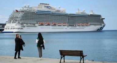 Kuşadası'na denizden 3 bin 560 turist geldi!
