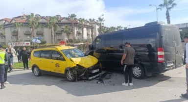 Minibüs ile ticari taksi çarpıştı: 2'si turist 3 yaralı