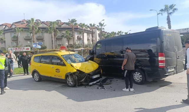 Minibüs ile ticari taksi çarpıştı: 2'si turist 3 yaralı