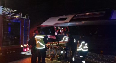 Tur otobüsü kaza yaptı: 23 yaralı
