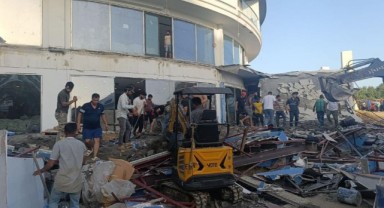Antalya'da otel inşaatının balkonu göçtü