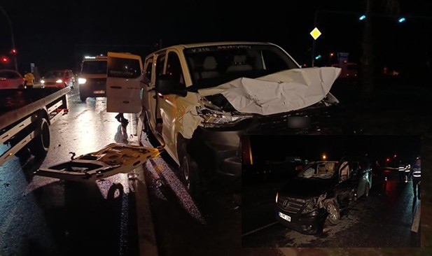 Aynı firmaya ait iki tur minibüsü çarpıştı; 6 yaralı