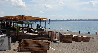 Konyaaltı Sahili'ndeki kaçak işgaller kaldırılıyor!