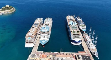 Kuşadası'na 5 kruvaziyer gemisi 4.900 turist getirdi!