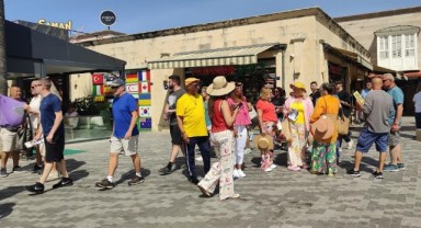 Kuşadası'na iki kruvaziyerle 6 bin 409 turist geldi