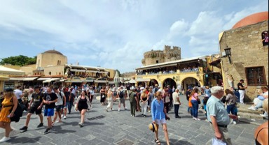 Türk turistler Rodos'a tatil için akın ediyor