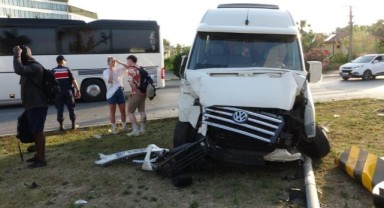 Tur aracıyla ticari araç çarpıştı: 3'ü turist 4 yaralı