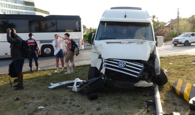 Tur aracıyla ticari araç çarpıştı: 3'ü turist 4 yaralı