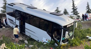Tur otobüsü kaza yaptı: 27 yaralı