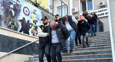 Turist avcıları! 'Kontrol Edelim' diyerek servet çaldılar