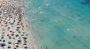 Çeşme'de plajlar doldu taştı nüfus 1 milyonu geçti