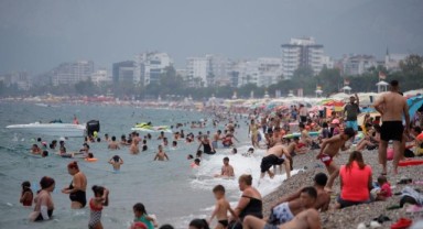 Dünyaca ünlü Konyaaltı sahili doldu taştı