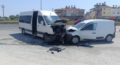 Manavgat'ta tur aracı kaza yaptı: 6 yaralı