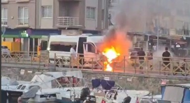 Marmaris'te turistleri taşıyan minibüs yandı