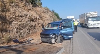 Otomobil tur aracına çarptı: 1'i turist 3 yaralı