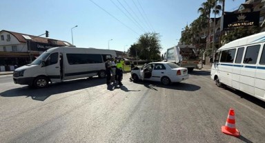 Otomobil tur aracına çarptı: 3'ü turist 5 yaralı
