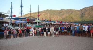 Sahile yanaşamayan tur teknelerinden kornalı eylem