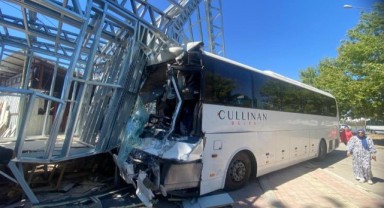 Antalya'da otel servisi kaza yaptı: 21 yaralı