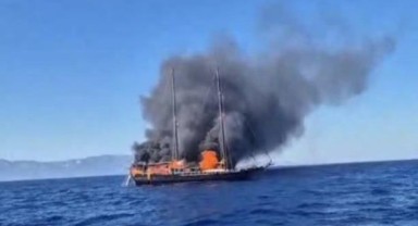 Bodrum'da turist teknesi yanarak battı
