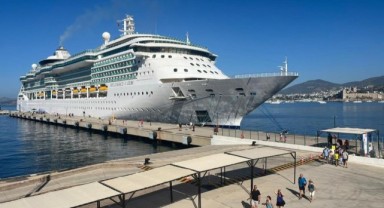 Lüks kruvaziyerle Bodrum'a binlerce turist geldi