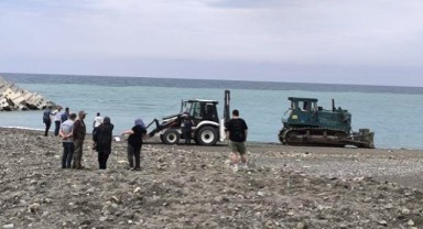 Plajda güneşlenen kadını iş makinesi ezdi