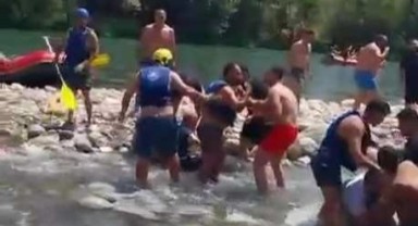 Rafting parkurunda kürekli kavga!