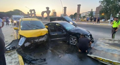 Ticari taksi ile otomobil çarpıştı: 5'i turist 7 yaralı