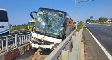 Tur otobüsü felaketi saniyelerle atlattı!