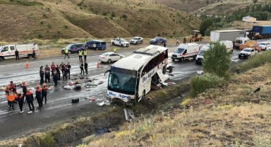 Yolcu otobüsü dağ yamacına çarptı: 4 ölü, 33 yaralı