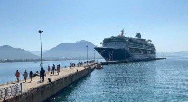 Alanya'ya denizden 2 bin turist geldi