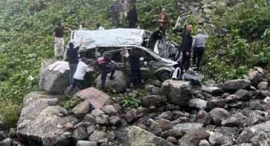 Çaykara'da turist minibüsü dere yatağına düştü: 2 ölü