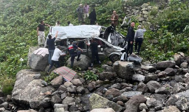Çaykara'da turist minibüsü dere yatağına düştü: 2 ölü