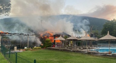 Erdek'te otel yangını korkuttu, can kaybı yok