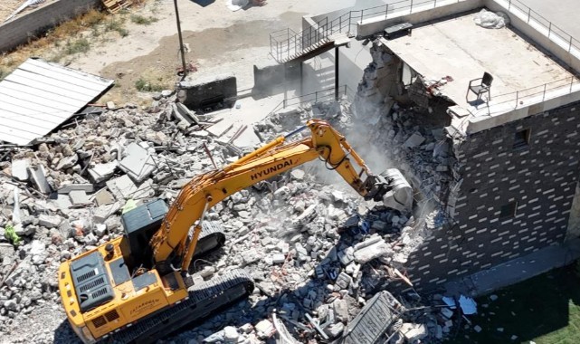 Kapadokya'da kaçak otel yıkıldı