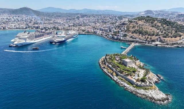 Kuşadası'na 5 kruvaziyer 10 bin 916 turist getirdi