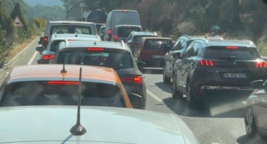 Tatilciler Marmaris girişinde yoğunluk oluşturdu