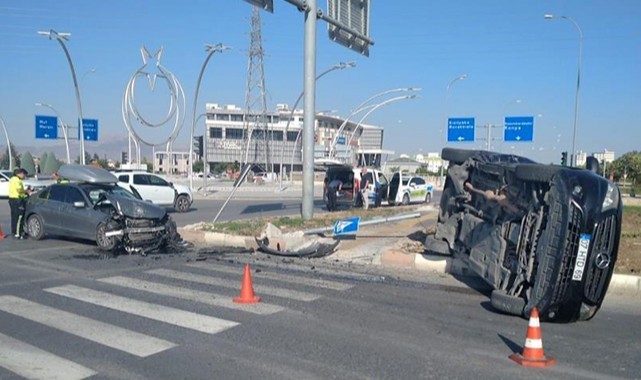 Turist minibüsüyle otomobil çarpıştı; 8 yaralı