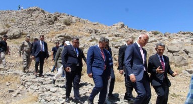 Turizm Bakanı Ersoy, Cudi Dağı zirvesinde