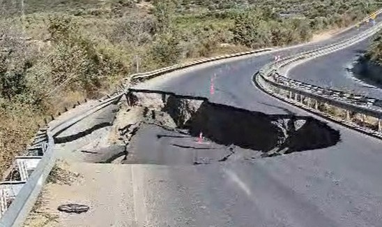 Turizm merkezine giden yol çöktü