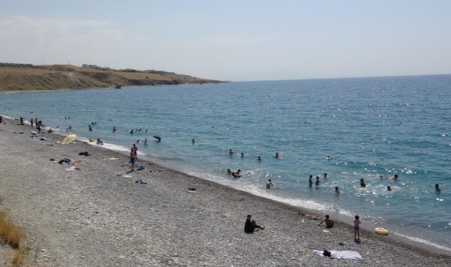 Van Gölü'nde plaj keyfi