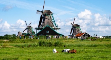 Yel değirmenleriyle ünlü köy aşırı turizmden muzdarip