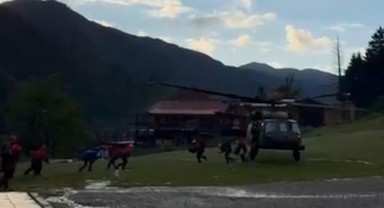 Ayder Yaylası'nda turistler helikopterlerle tahliye ediliyor