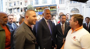 Ersoy, İstiklal'de vatandaş ve turistlerle buluştu