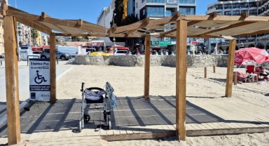 Kuşadası'nda plaj vandalları iş başında