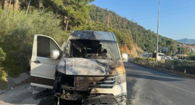 Marmaris’te turistleri taşıyan minibüs alev aldı
