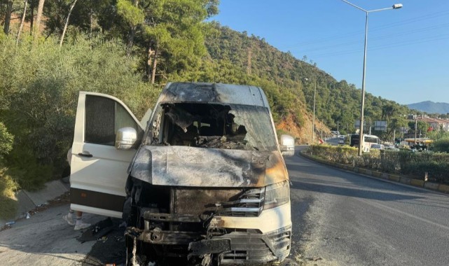 Marmaris’te turistleri taşıyan minibüs alev aldı