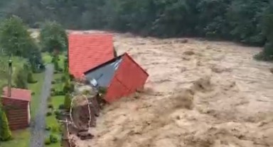 Rize'de bungalovlar suya kapıldı
