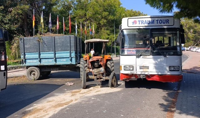 Safari otobüsü ile traktör çarpıştı: 2 yaralı